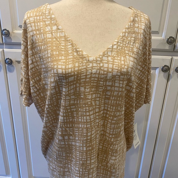 Chico's Tops - Chico's Gold and Cream Short Sleeve Hatch V-Neck tee